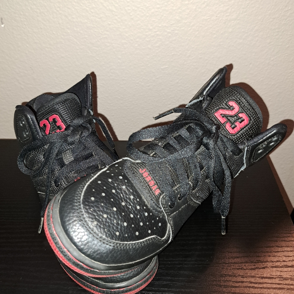 Kids Black & Red Jordan Basketball Shoes with '23' Accent. Size 4Y - Picture 5 of 16